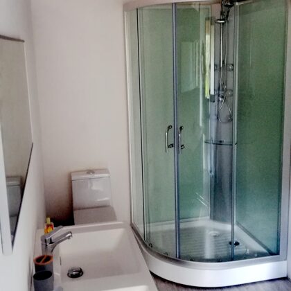 Salle de bain avec douche balnéo et eau chaude