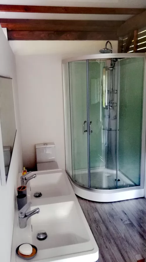 Salle de bain avec douche balnéo, eau chaude et sèche cheveux